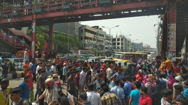 Garment workers blocking Kazi Nazrul Islam Avenue on April 16, 2018, creating a big tailback on the key thoroughfare