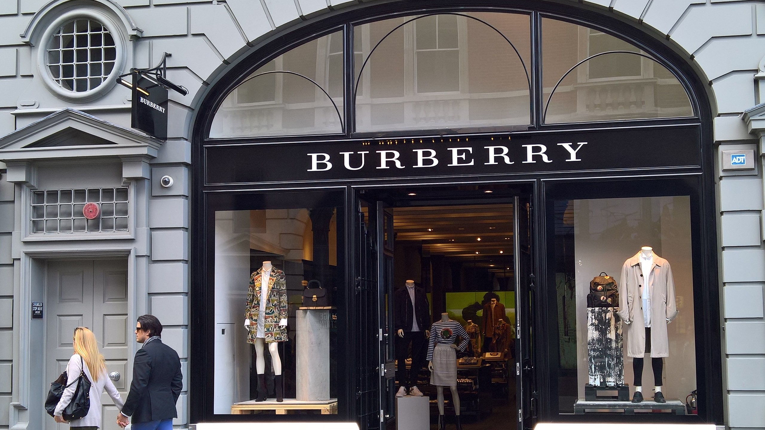 Burberry магазин. Burberry бутик в Лондоне. Burberry brand Store. Модный дом Burberry в Англии. Бербери бутик Барбери в Лондоне.