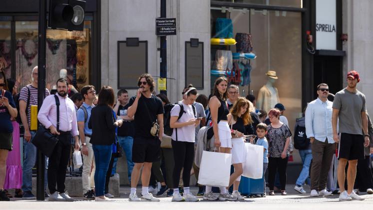 UK retail sales sluggish in March, but fashion edges up online