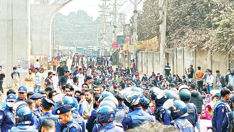 RMG workers block highway demanding termination benefits | RMG Industry News