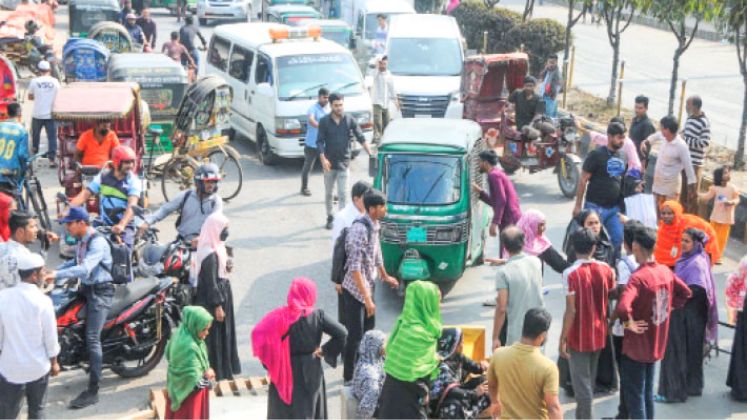 Garment workers block roads in Chittagong over unpaid wages | Garment Industry News