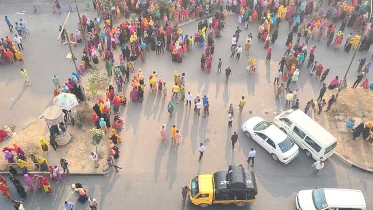 Protest by garment workers halts traffic in Dhaka following fatal accident