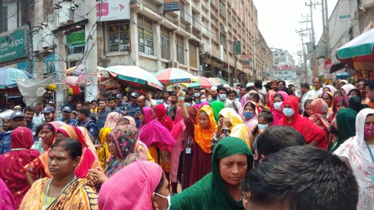 RMG workers block Dhaka-Aricha highway demanding dues