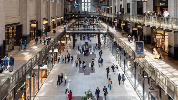 UK shoppers prefer fashion shopping in-store rather than online, says report | Retail News