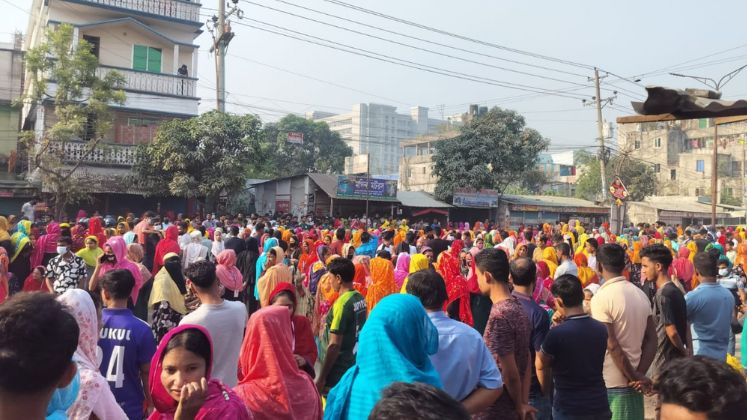 Workers of Basundhara Garments Limited in Savar protest over unpaid wages and Eid bonus