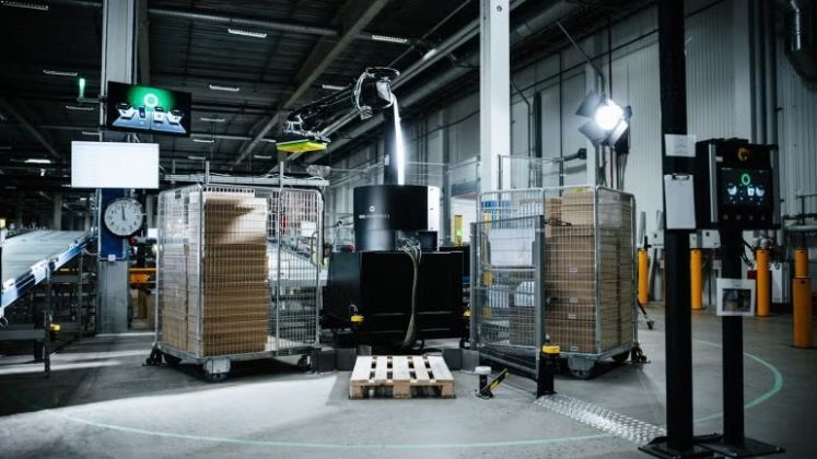 H&M expands use of Rebl’s AI-powered robots to boost warehouse efficiency | Fashion Retailer H&M